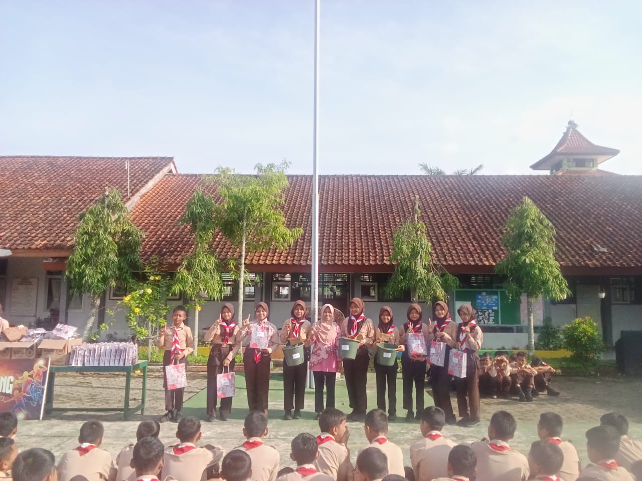 Pemberian hadiah bagi kelas yang juara pada kegiatan Festival Fun Literasi