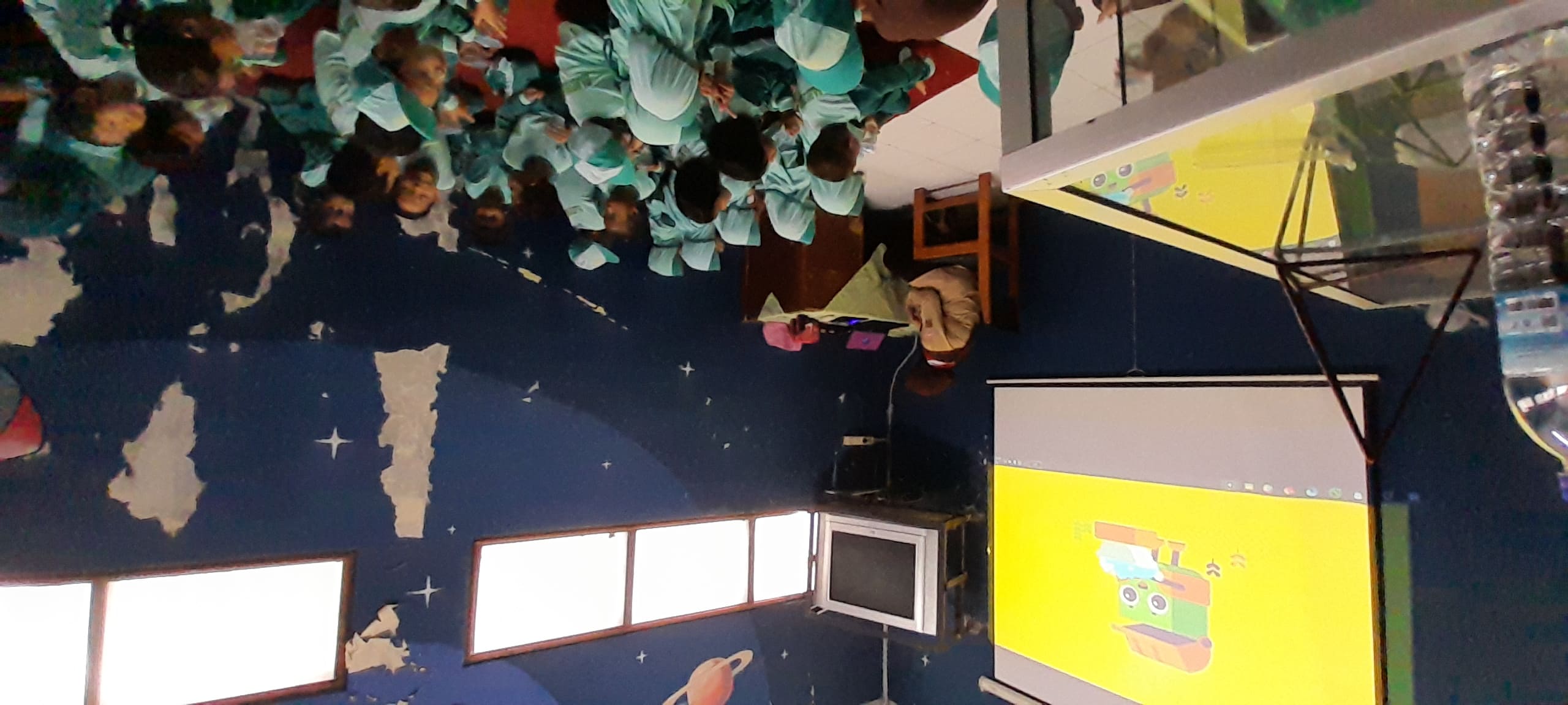 Perpustakaan Cemerlang melaksanakan pengenalan sampah organik dan anorganik pada siswa RA Pekiringan di ruang audiovisual