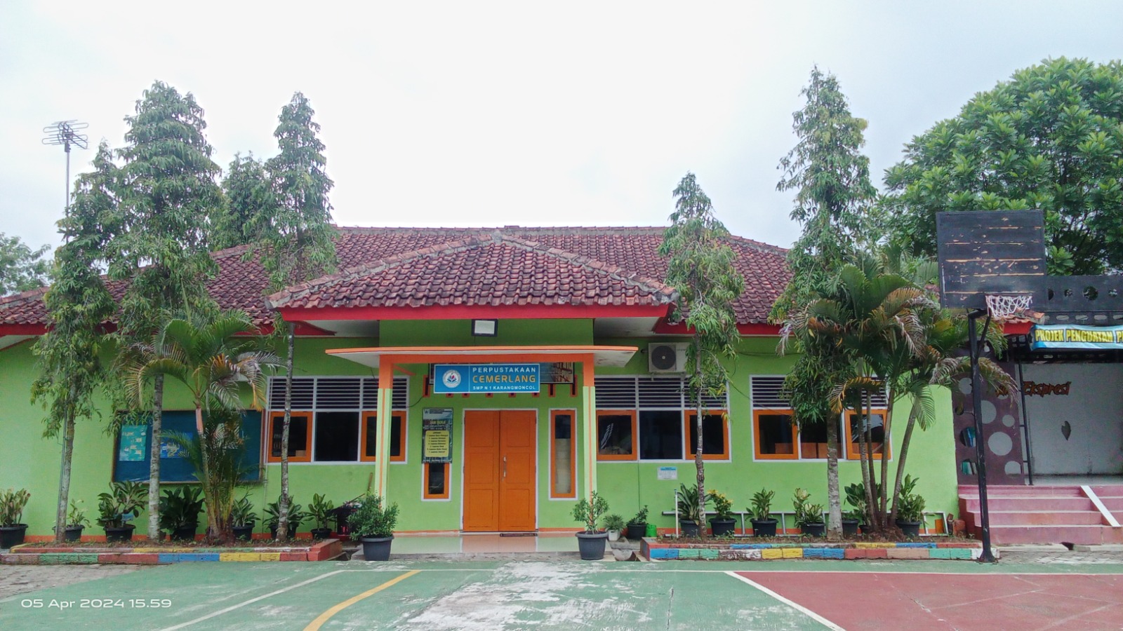 Foto tampak depan Perpustakaan Cemerlang