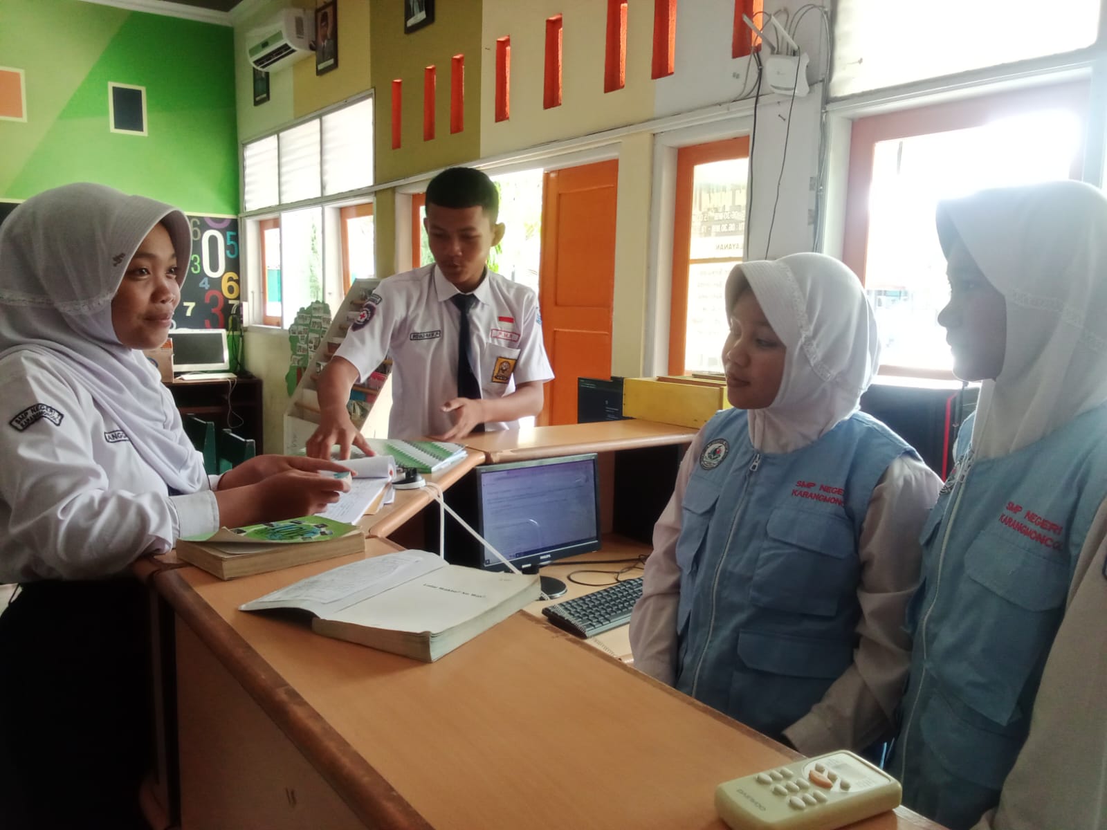 Duta literasi sedang melakukan layanan sirkulasi kepada pengunjung (pemustaka)