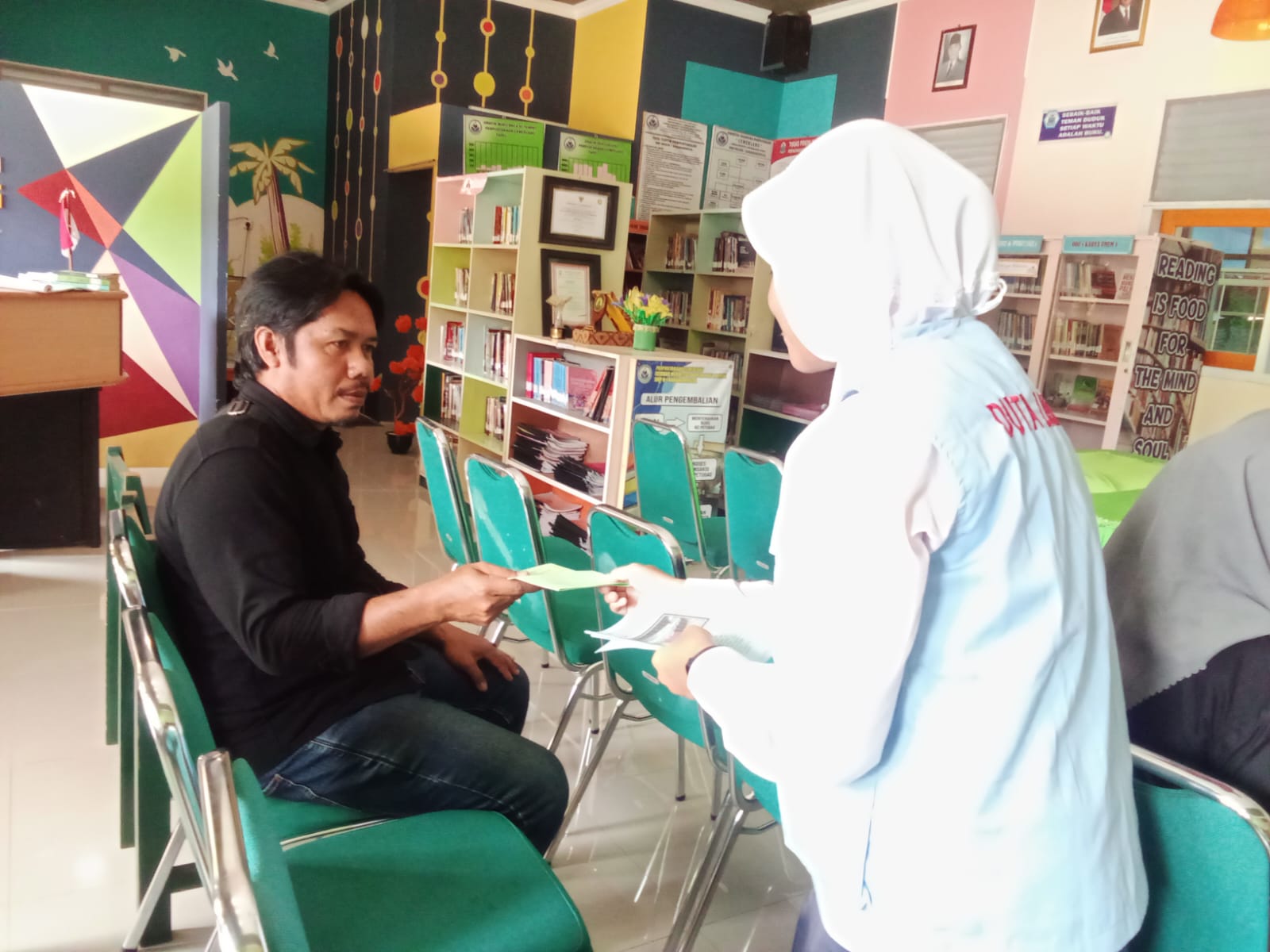Promosi Perpustakaan Cemerlang kepada wali siswa oleh duta literasi