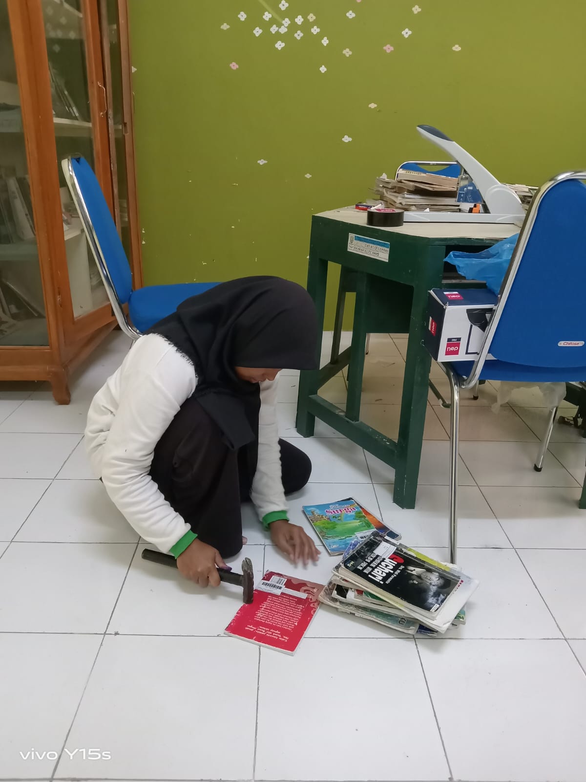 Petugas melakukan proses pengolahan buku