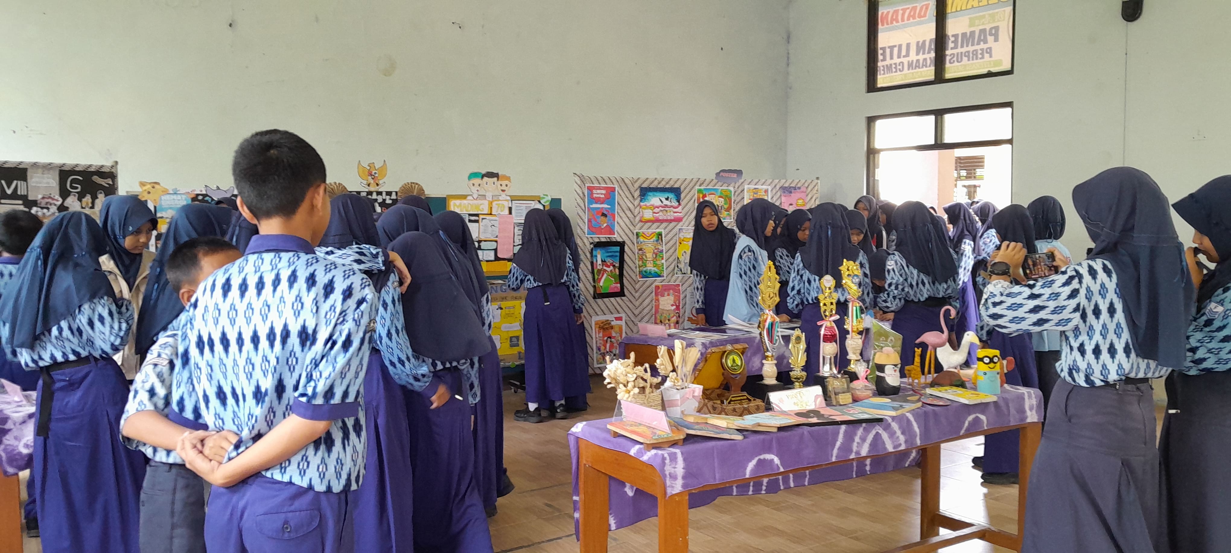 Pameran hasil karya siswa pada kegiatan Festival Literasi